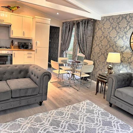 Welsh Villa-Hot Tub-Tenby-Carmarthen-Forestsetting المظهر الخارجي الصورة